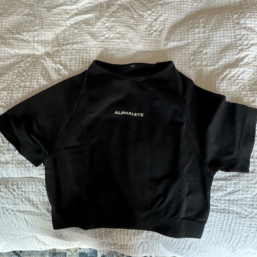 Alphalete Women’s Amplify V Neck Crop Top in color Black (size Small)